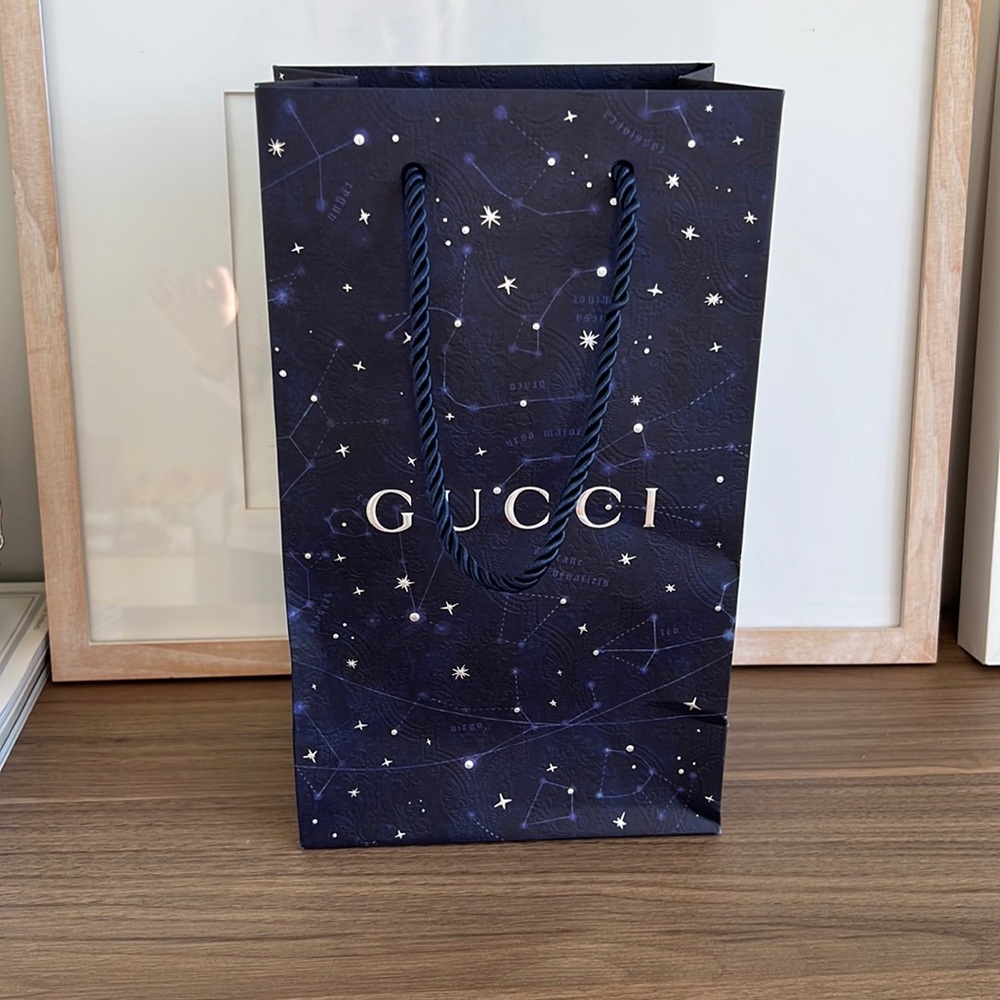 Gucci paper bag. 17x29x11 cm.